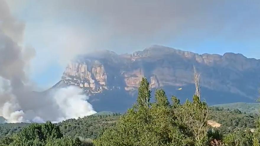 Vídeo | Un hidroavión se acerca a las llamas del incendio de El Pueyo de Araguás para su extinción