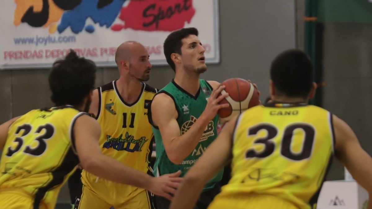 Canales, en un partido de la pasada temporada con el UCB en Valdeolleros.