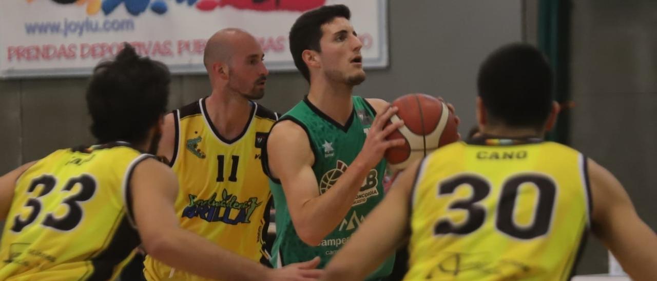 Canales, en un partido de la pasada temporada con el UCB en Valdeolleros.