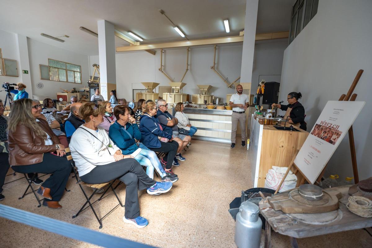 Público de los centros de mayores del municipio atendieron las explicaciones de Olga Torres en el molino Pérez Gil de Vecindario.