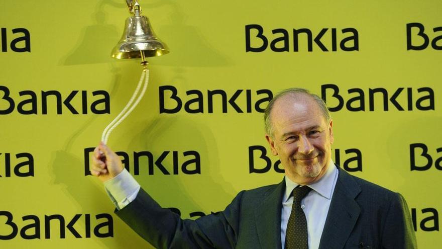 Rodrigo Rato da el tradicional toque de campana en el inicio de la salida a Bolsa de las acciones del banco Bankia.