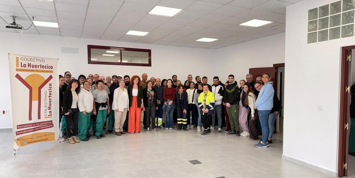 La directora general del SEF, Pilar Valero, junto algunos de los alumnos participantes.