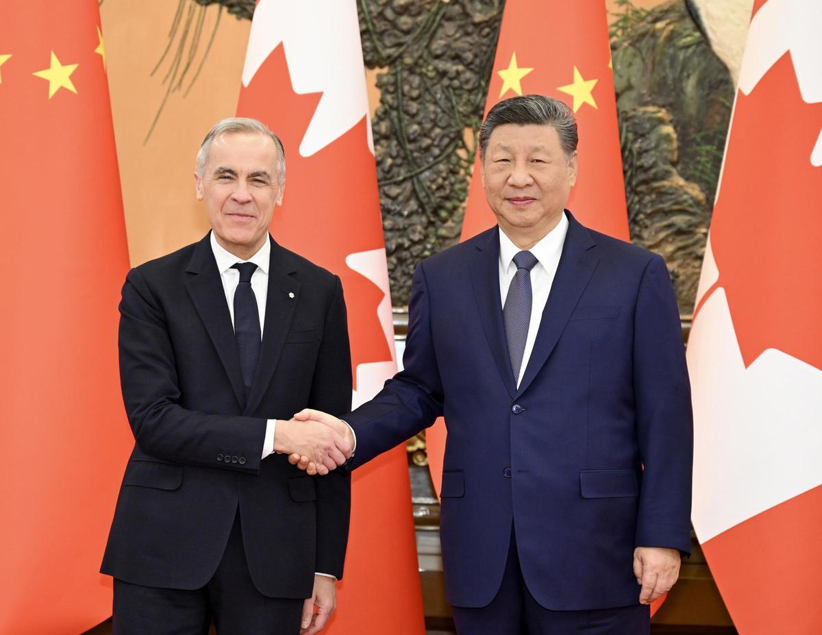 El presidente de China, Xi Jinping, junto al primer ministro de Canadá, Mark Carney, tras un encuentro en Pekín.