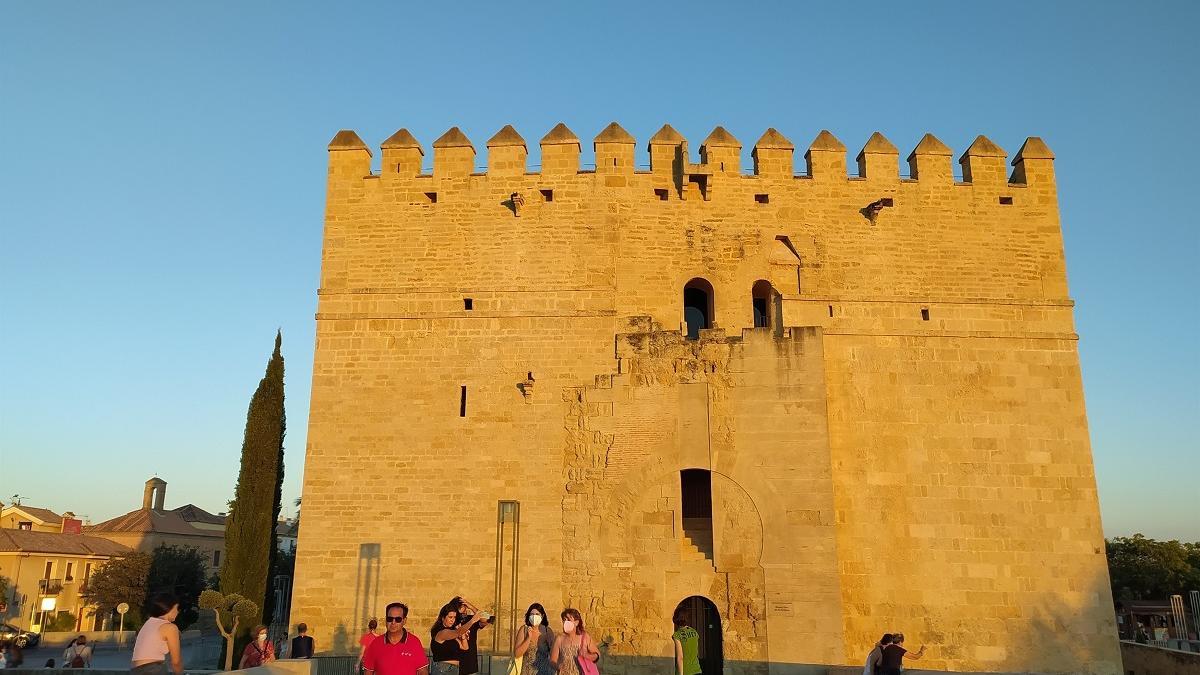 Turistas en el Puente Romano, ante a la Torre de la Calahorra.