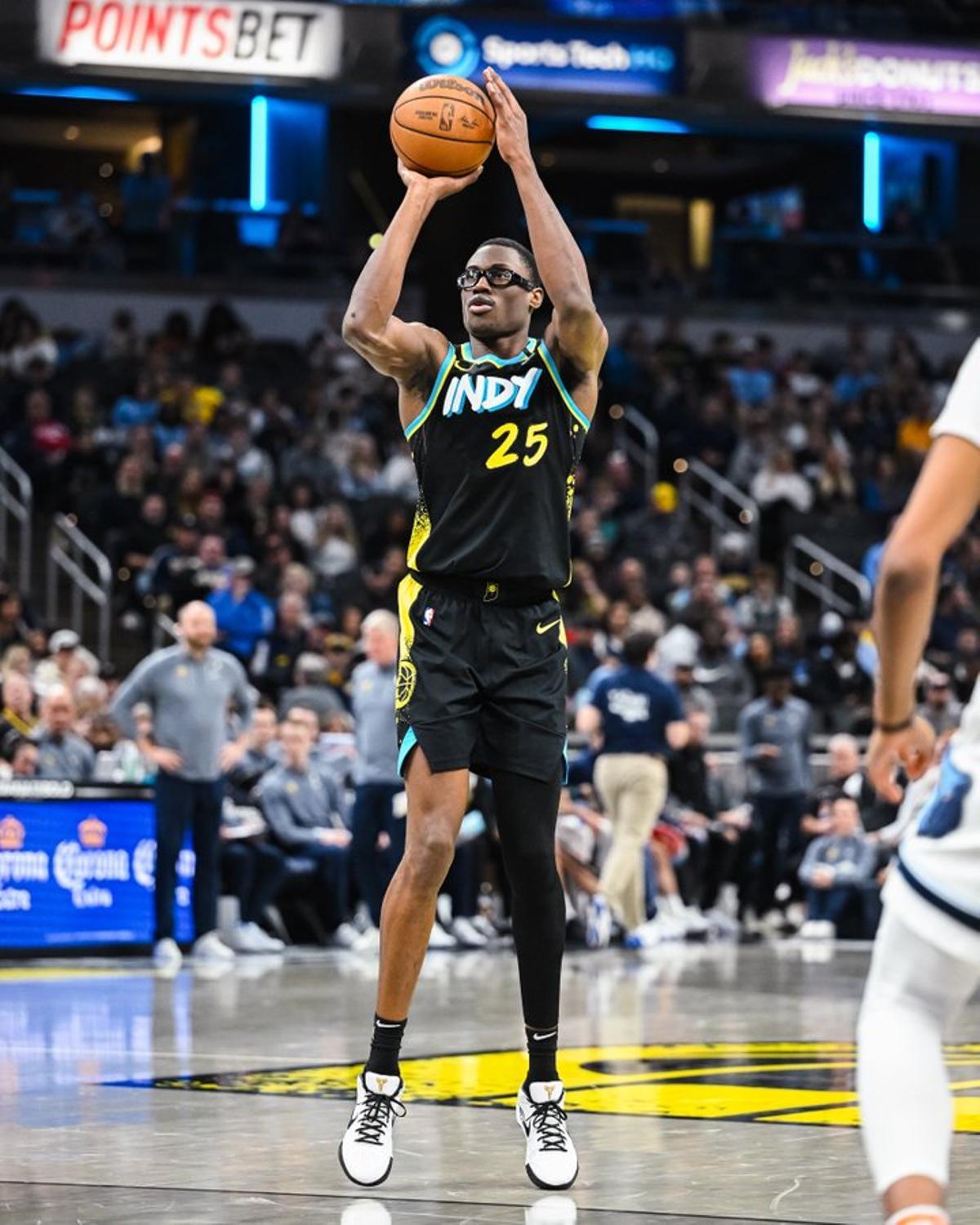 Jalen Smith, brillante con los Pacers