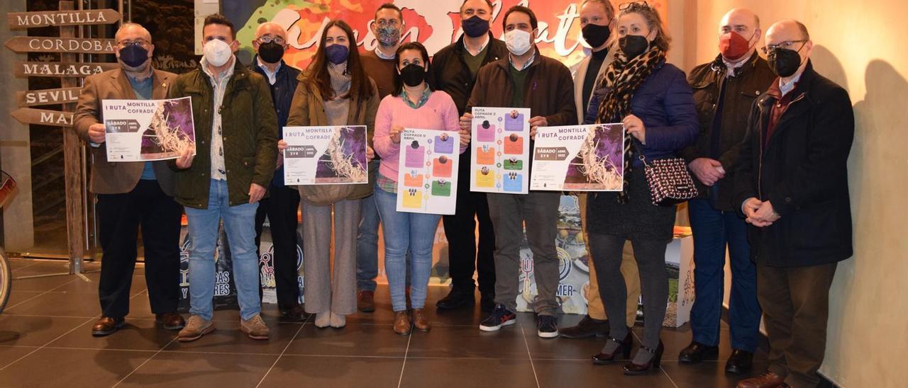 Manuel Carmona y Miguel Sánchez, junto a representantes de las hermandades y de establecimientos hosteleros.