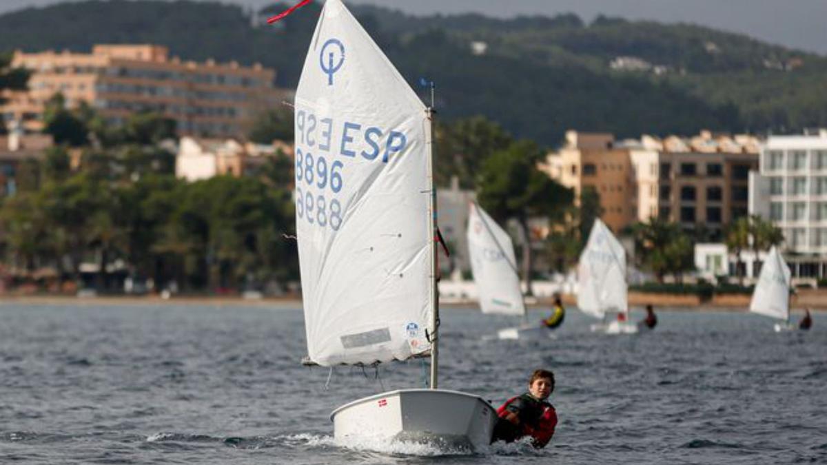 Gabriela Pérez, del CNSA, logra imponerse en el Escolar de Vela 