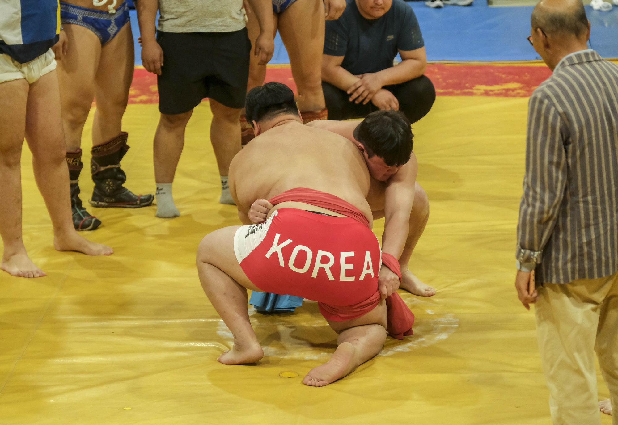 Luchadores de diferentes países entrenando para el homenaje a Juan Espino