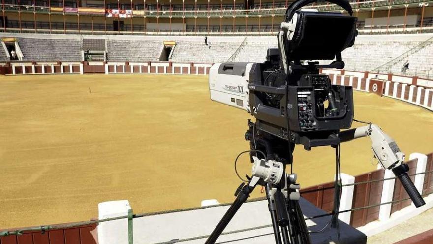 Una cámara de televisión en una plaza de toros.