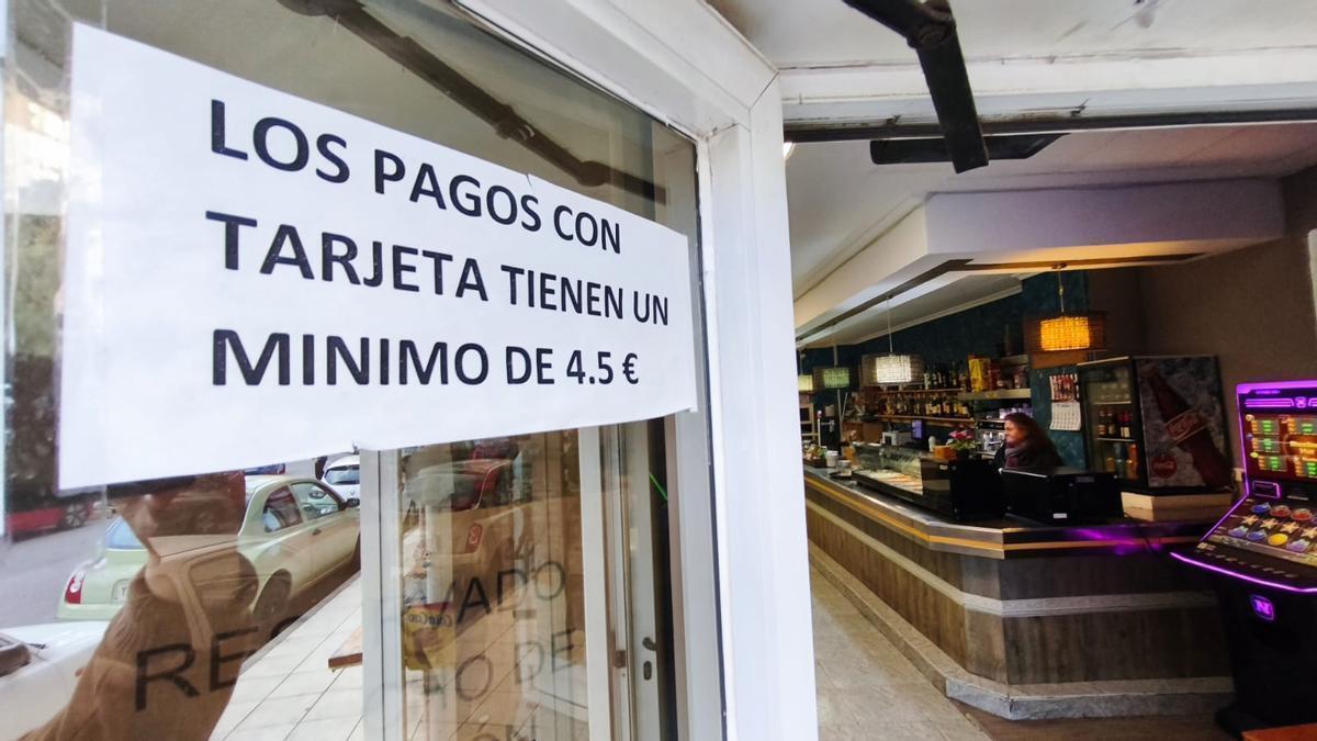 Establecimientos como el bar Caracas de Castelló fijan un pago mínimo para cobrar con tarjeta de crédito.