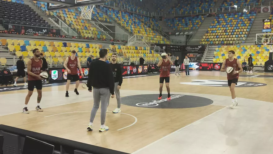Els jugadors del Baxi, en l'inici del seu entrenament d'aquest divendres al matí
