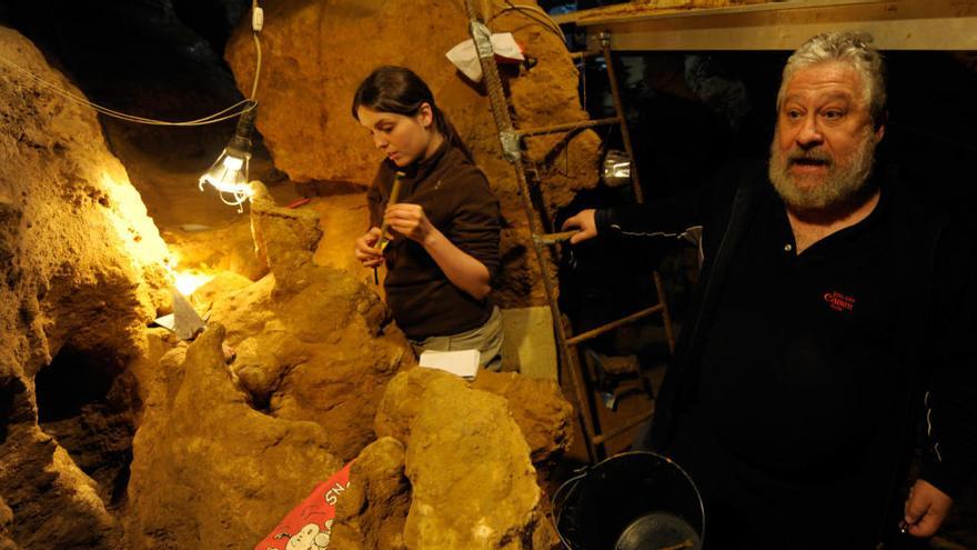 Marco de la Rasilla, en la excavación de la cueva de El Sidrón.