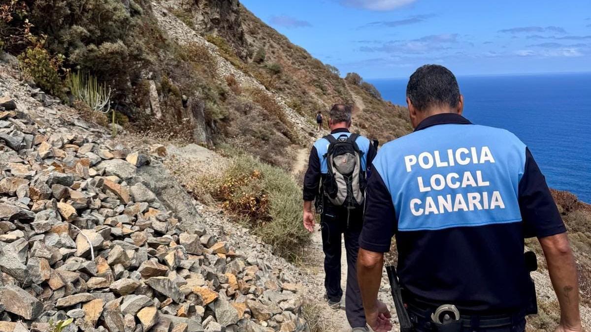 Policías locales de Santa Cruz durante la inspección en Anaga.