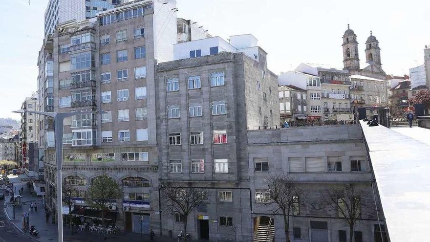 El edificio tiene entrada por Teófilo Llorente y Cánovas del Castillo. // R. Grobas