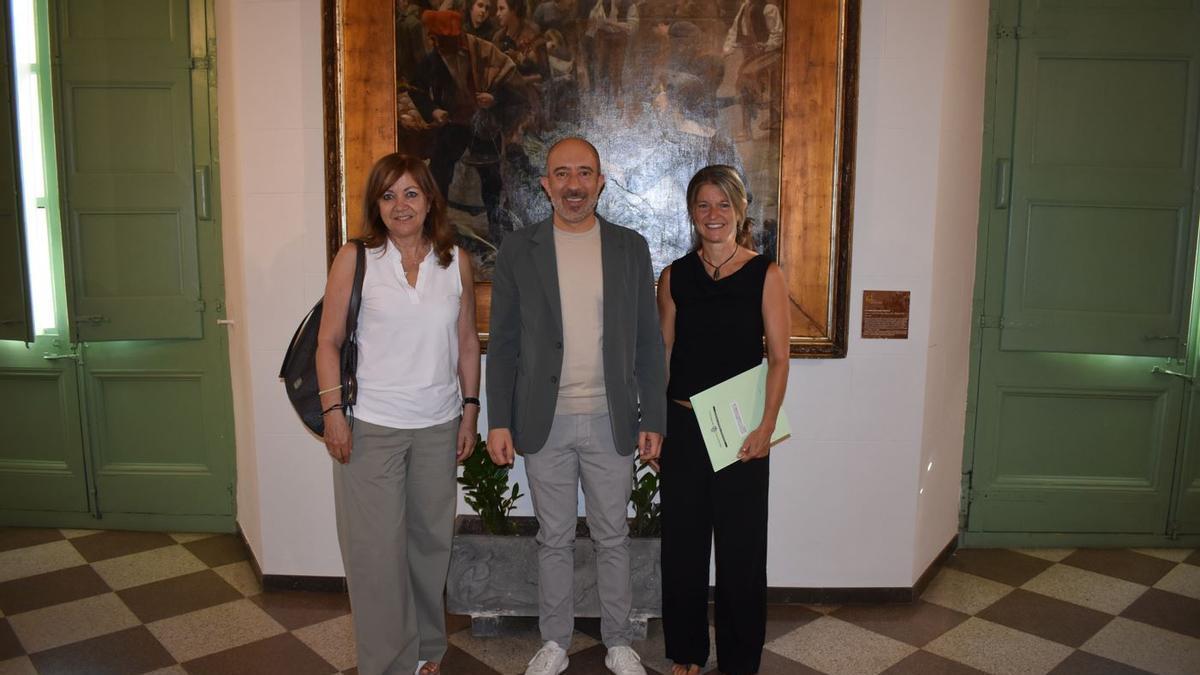 Mar Alapont, l'alcalde Marc Aloy i Mireia Tulleuda, avui a la Sala de Columnes de l'Ajuntament