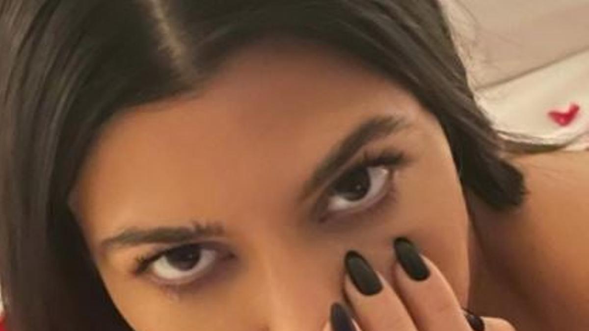 Kourtney Kardashian con manicura negra