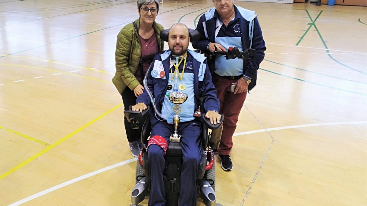 El campeón con otro de los trofeos