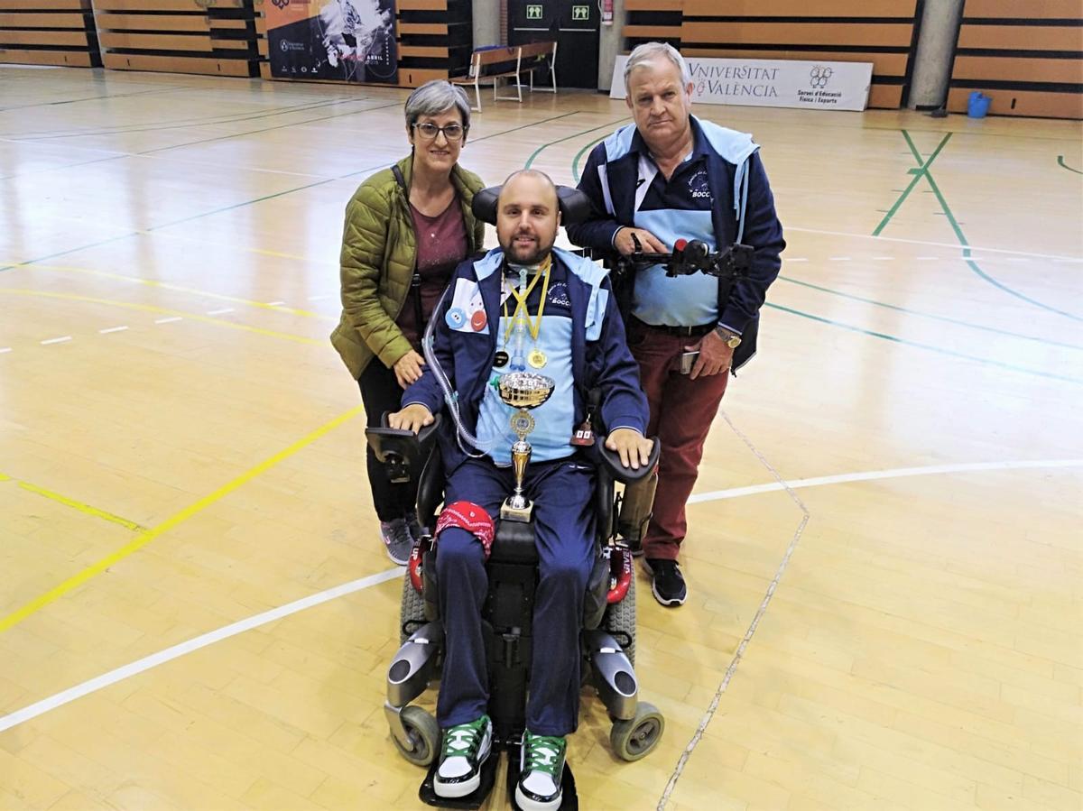 El campeón con otro de los trofeos