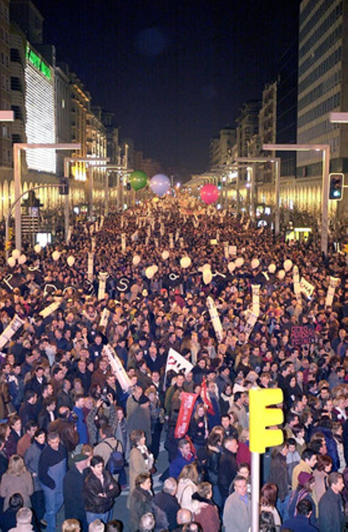 Bajo el lema ’No a la guerra, no más sangre por petróleo’, unos de 300.000 aragoneses participaron en Zaragoza en una marcha que recorrió las principales vías del centro de la ciudad para terminar en la plaza del Pilar.