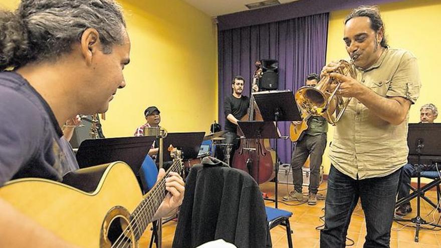 Carlos Oramas, en primer término, y Germán G. Arias junto parte de los músicos, anoche en el ensayo. | andrés cruz