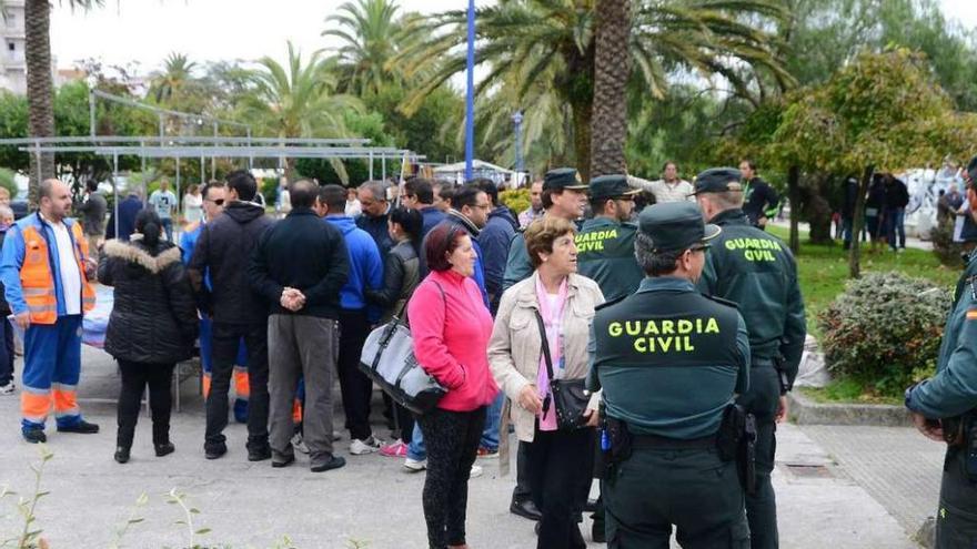 Agentes de la Guardia Civil se interpusieron el viernes entre los grupos enfrentados. // G.Núñez