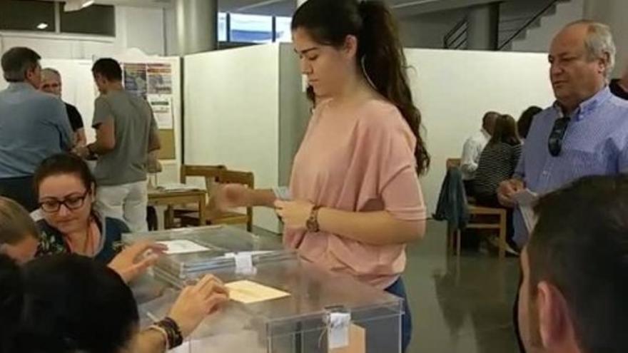 Una joven de Lorca ejerce su voto por primera vez