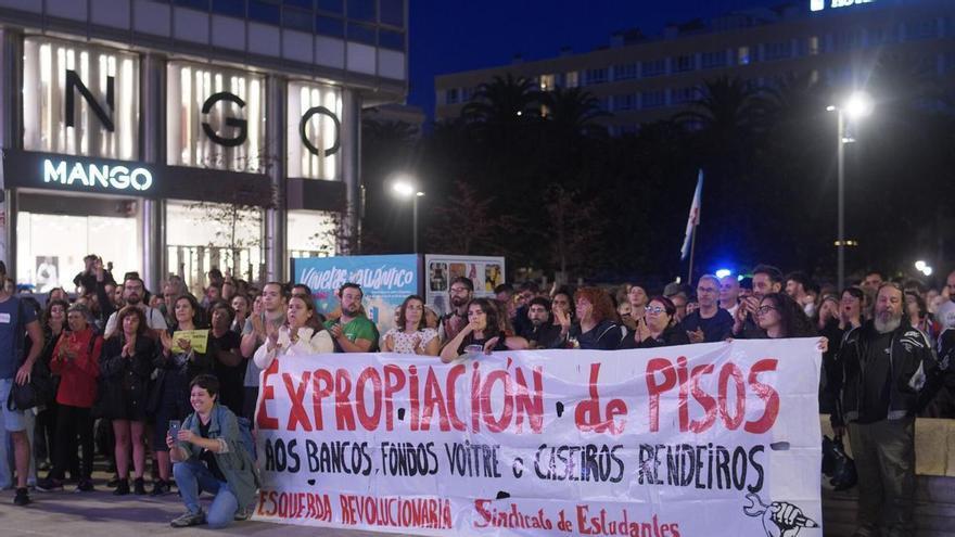 Protesta en el Obelisco de A Coruña para exigir medidas y denunciar desahucios: "La vivienda se ha convertido en un negocio"