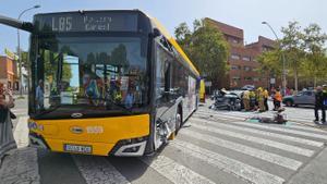 Choque entre un coche y un autobús en la avenida Tarradelles de L’Hospitalet.