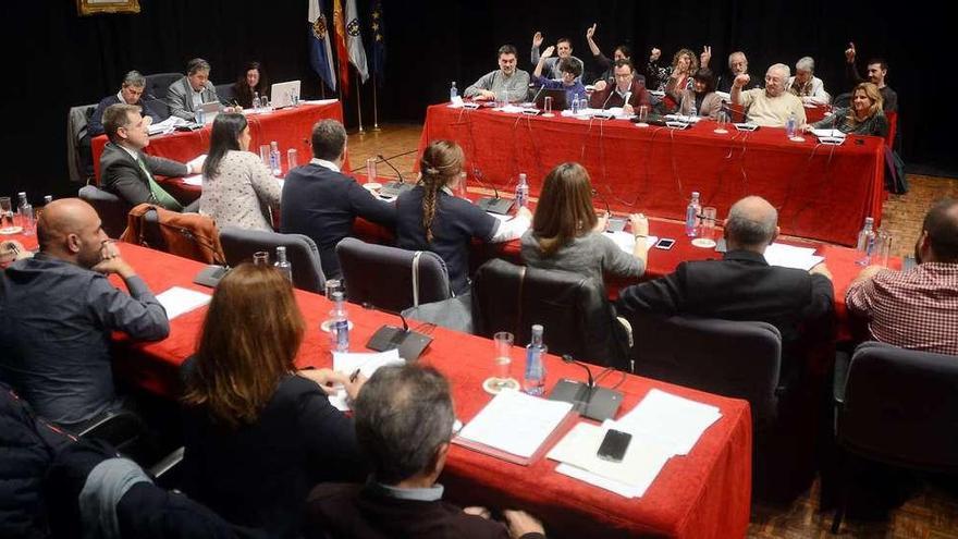 Los concejales del BNG votan a favor del presupuesto municipal para 2018 en el pleno celebrado ayer. // Rafa Vázquez