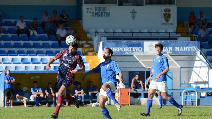 Una disputa por el balón en el San Martín-Navarro.