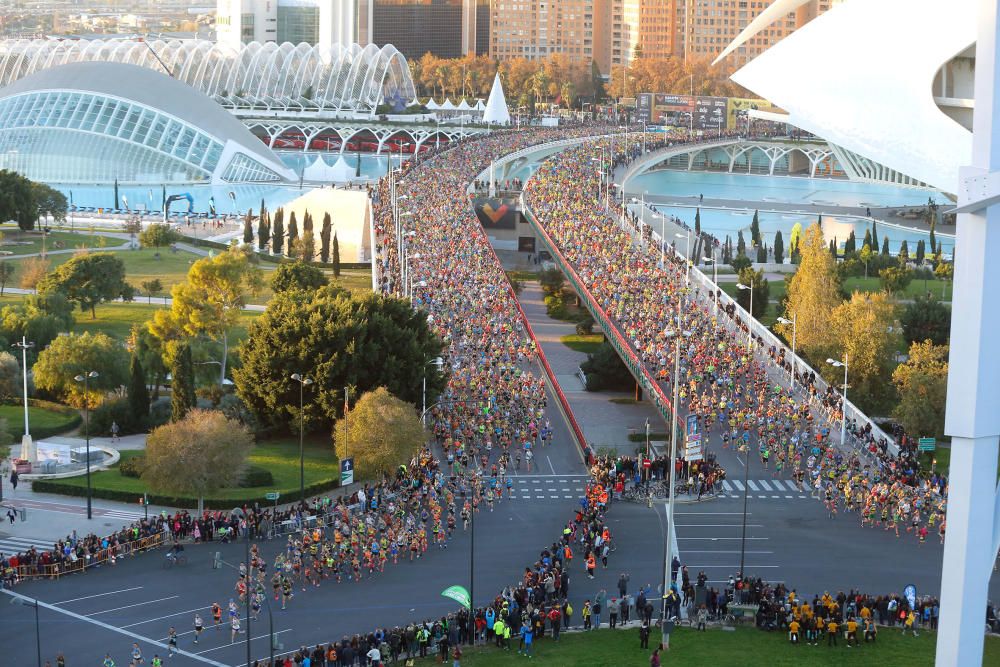 Imágenes de la salida del Maratón Valencia 2018