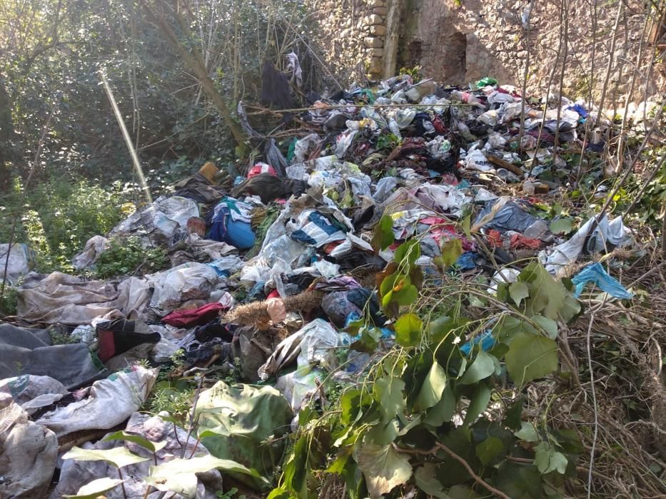 Muntanyes de peces de roba s''acumulen en una finca abandonada de Domeny