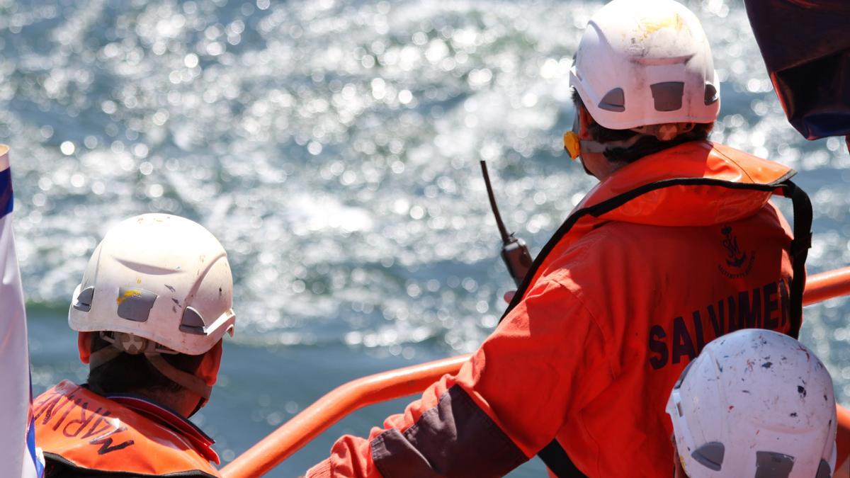 Efectivos de Salvamento Marítimo participan en las labores de búsqueda de una embarcación con migrantes.