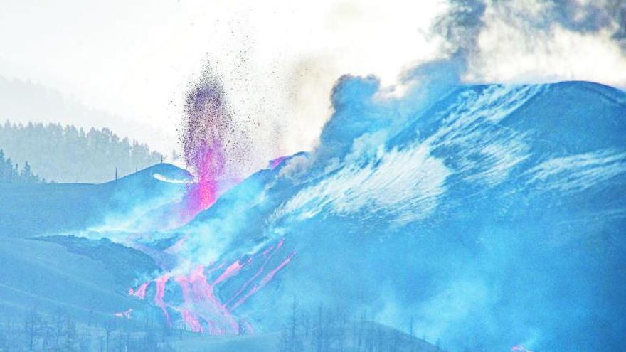 Nuevo foco de emisión en la zona noroeste del cono principal del volcán de Cumbre Vieja. | // M. CALERO/EFE