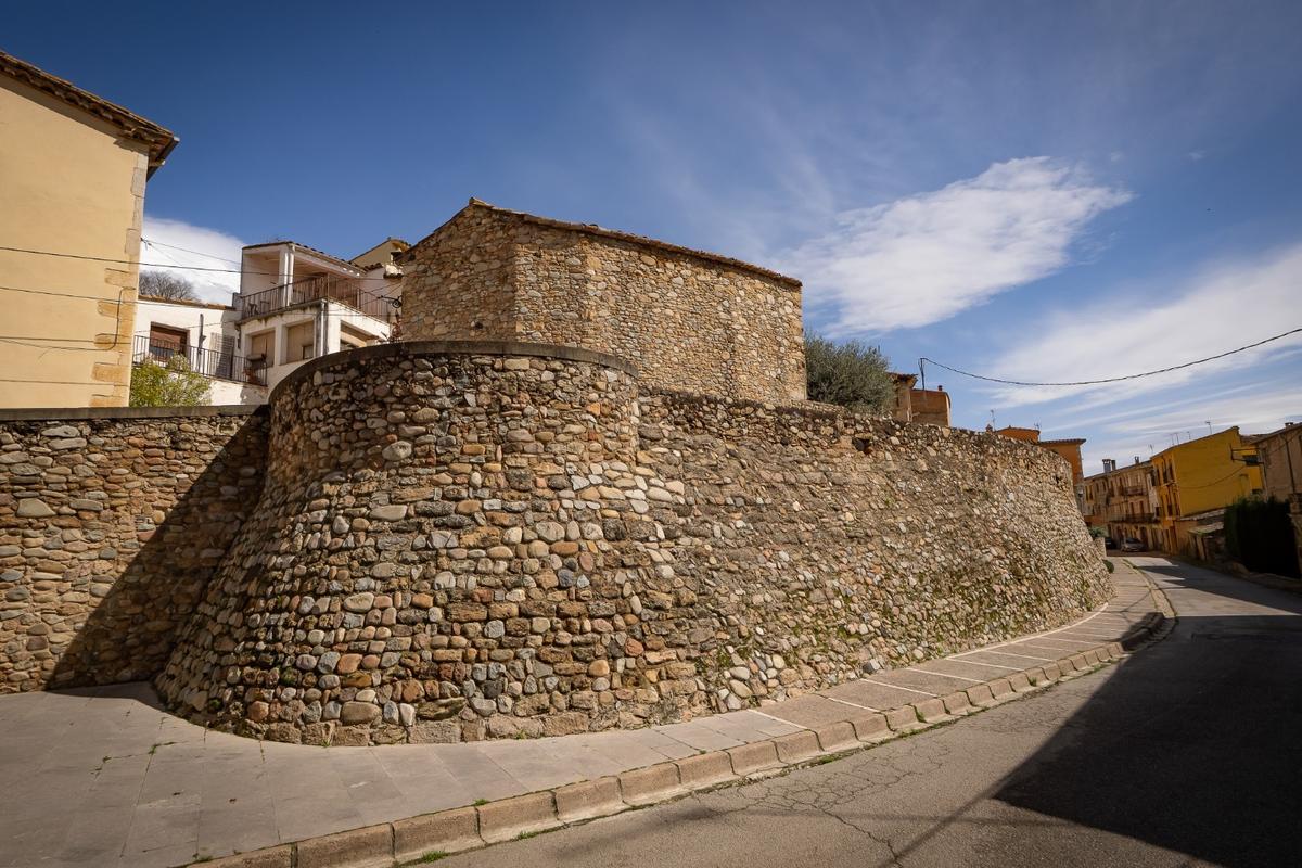 Un tram de muralla  de Cervià de Ter que apareix en el llibre 'Arquitectura medieval a la Llera del Ter'