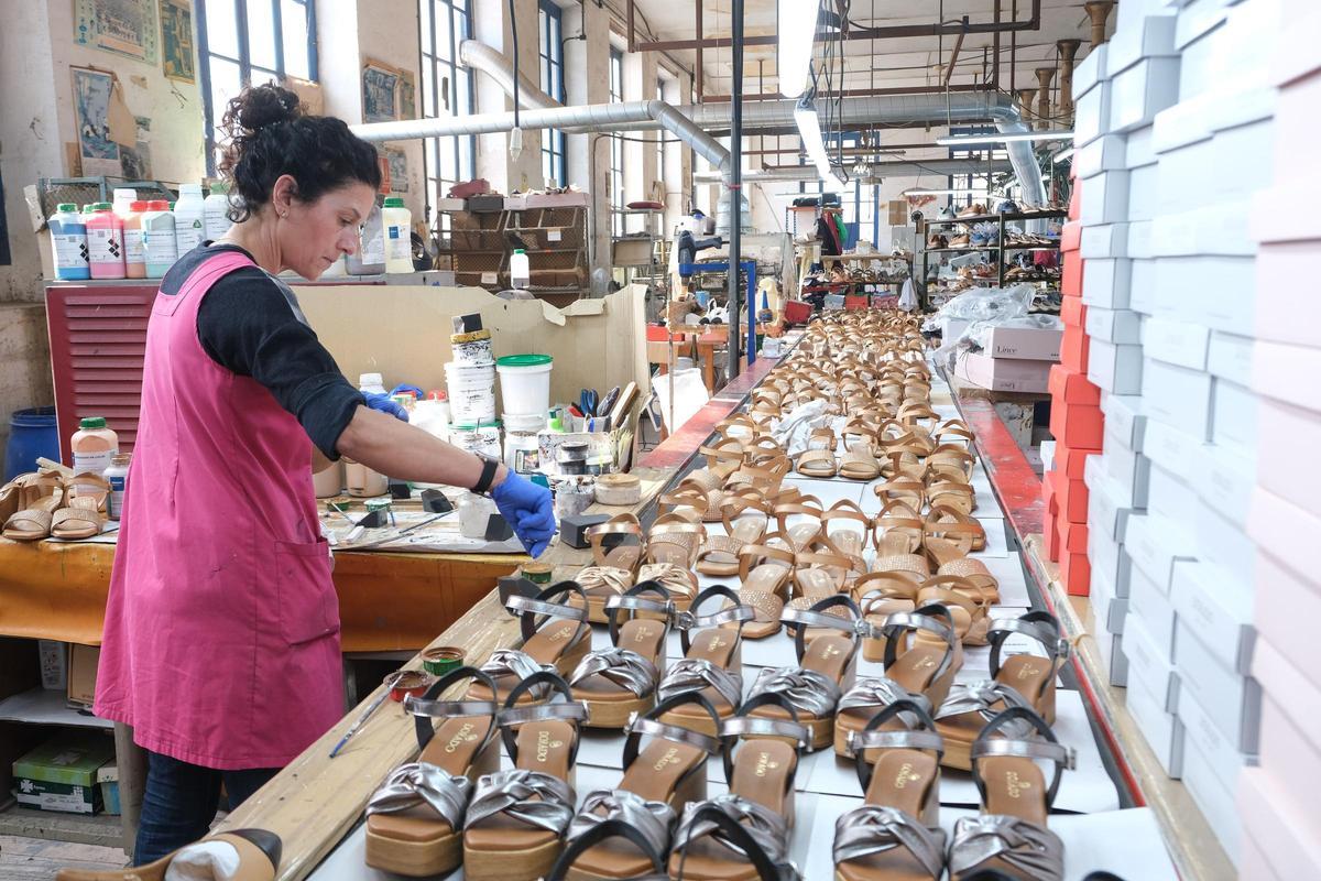 Una empleada en una fábrica de calzado en Elche