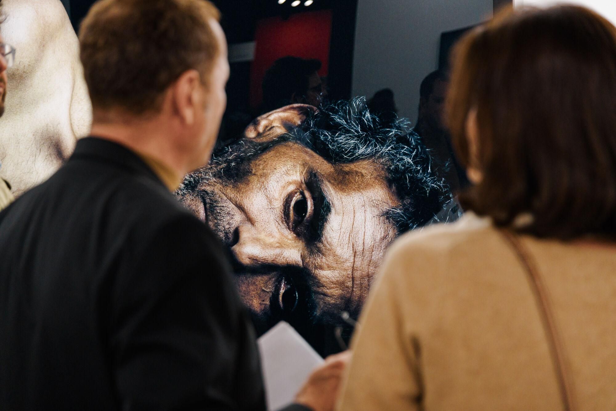 Dos personas observan una obra en la feria ARCO Madrid 2025, en IFEMA Madrid, a 5 de marzo de 2025, en Madrid (España). Este año se celebra la 44ª edición con el Amazonas como proyecto central. El programa comisariado por Denilson Baniwa y María Wills, en colaboración con el Institute for Postnatural Studies, Wametisé: ideas para un amazofuturismo, reflexiona sobre nuevos modos de creación que representan existencias híbridas entre cuerpos humanos, vegetales, físicos y metafísicos. 05 MARZO 2025;ARCO;ARTE;CULTURA Carlos Luján / Europa Press 05/03/2025. Carlos Luján;