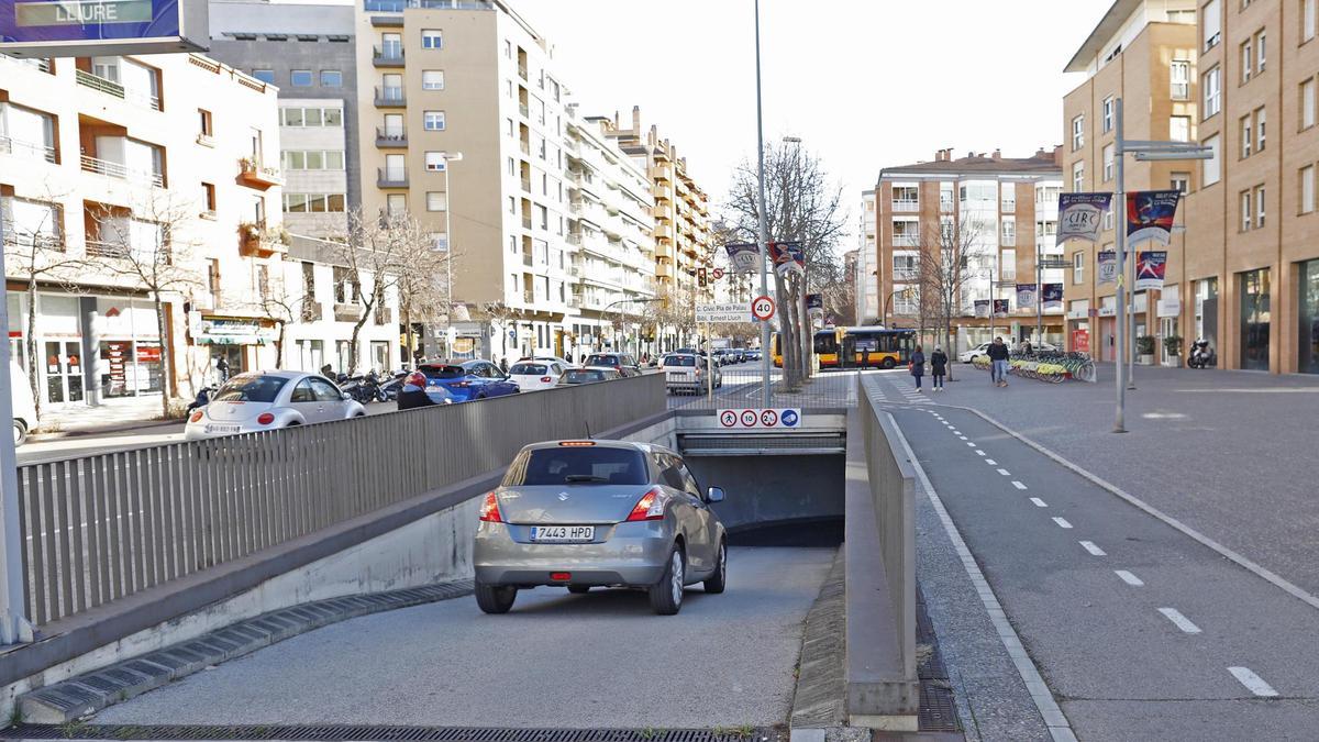 Entrada a l'aparcament soterrat del carrer Emili Grahit.