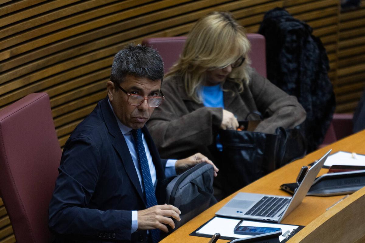 Carlos Mazón en su escaño de Les Corts