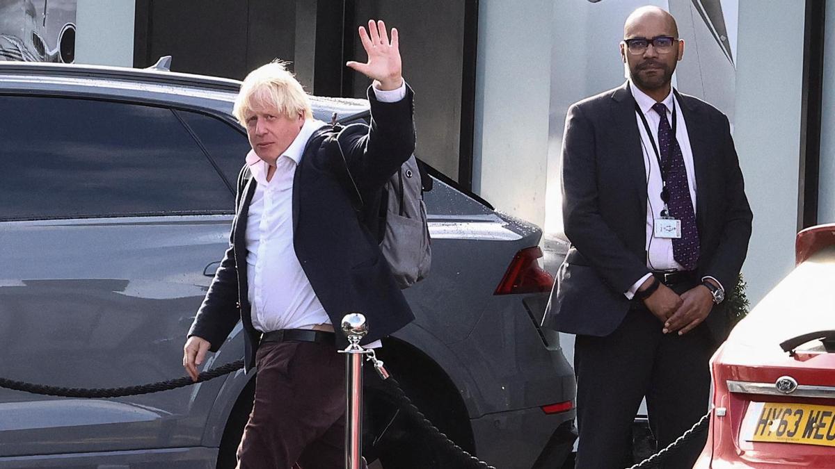 Boris Johnson, en el aerpuerto de Gatwick.