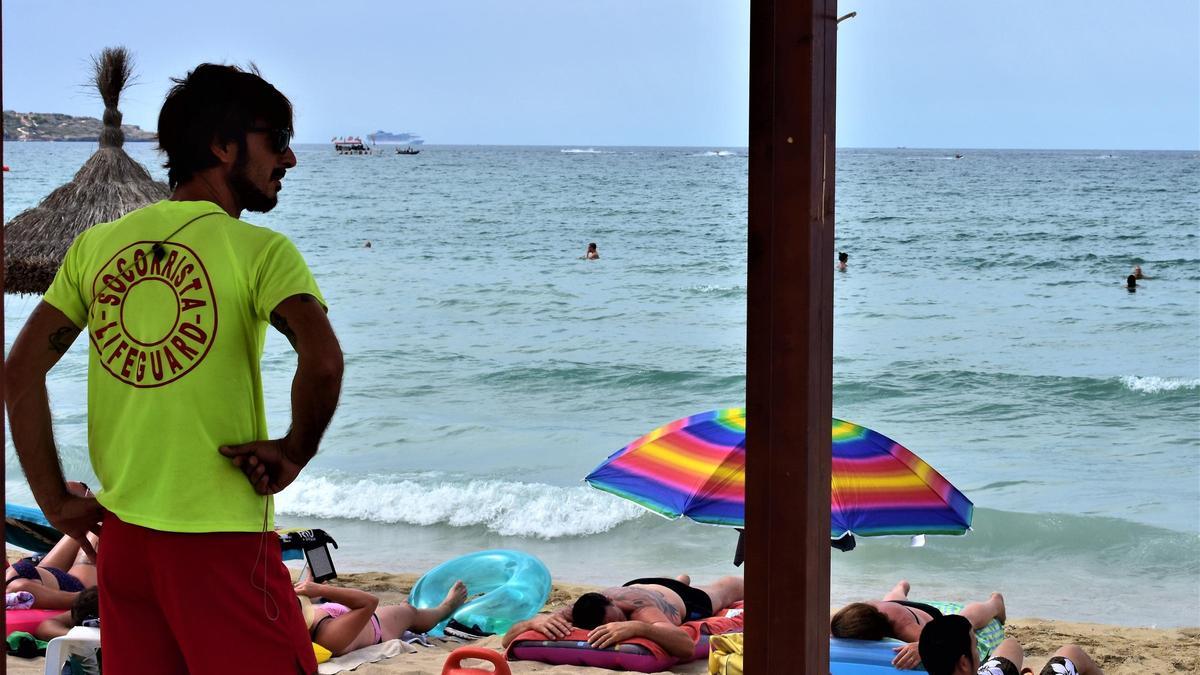 Un socorrista en la Playa de Palma, en una imagen de archivo.