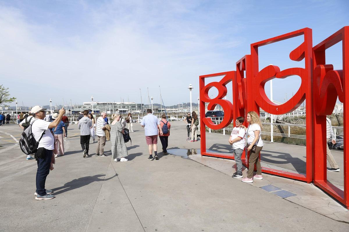 Gijón recibe a los primeros cruceristas de la temporada (en imágenes)