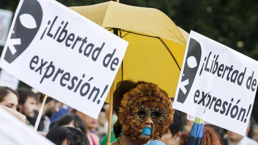 Una manifestante reclama su derecho a la libertad de expresión.