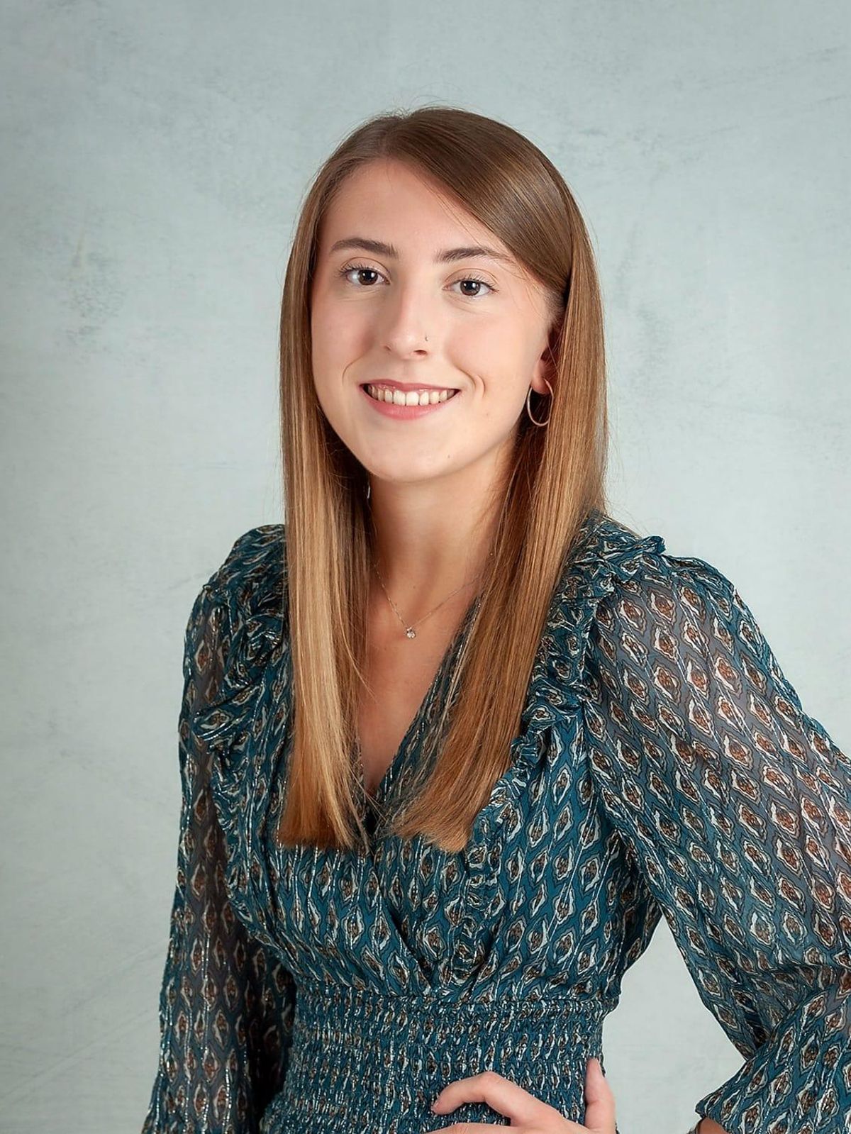 Ángela Escribano, una joven de 19 años que se estrenará este año con su primer trabajo de verano al cargo del mantenimiento de las piscinas de Villafranca de Ebro (Zaragoza)