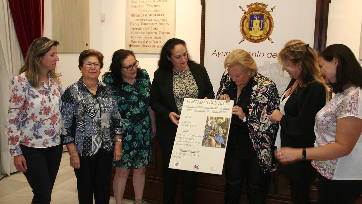 Pilar Fernández, Antonia Pérez, Isabel Giménez y Joaquina Alacid, centro, durante la presentación del taller de bordado en lana, este viernes.