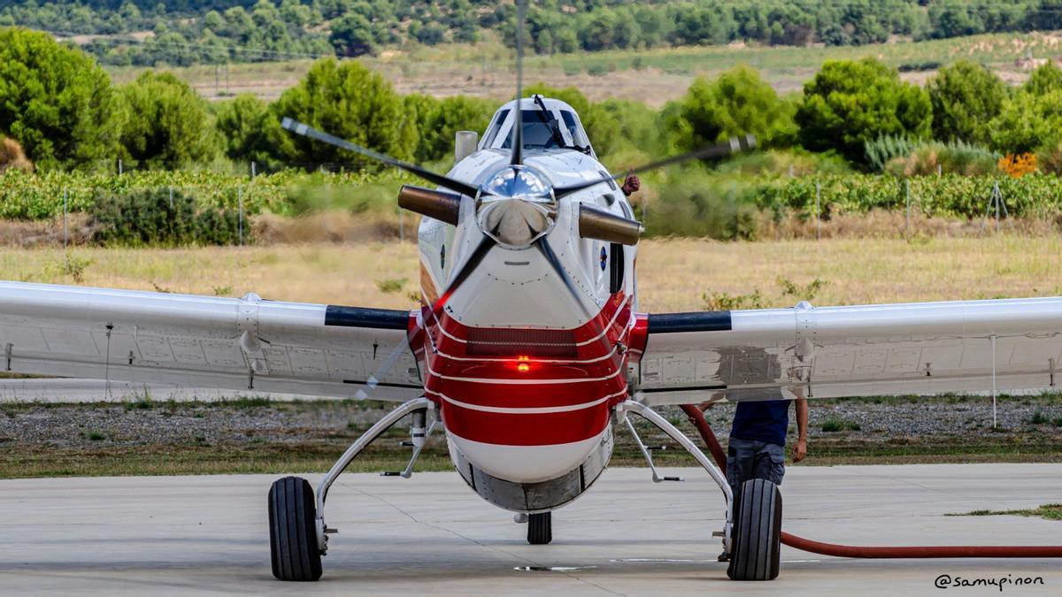 El piloto fallecido Santi Durán a bordo de la avioneta estrellada en una imagen de archivo.