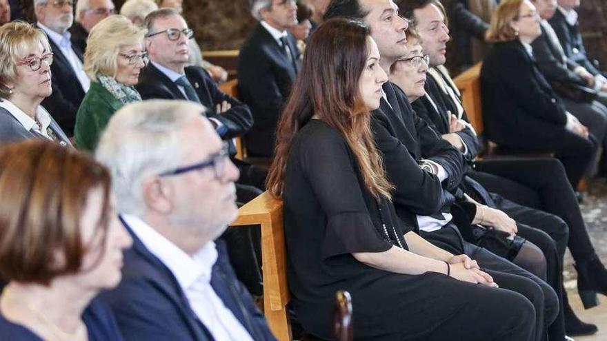 En el primer banco, la viuda de Rafael Sariego, Carmen Chacón, sentada entre sus dos hijos, Pablo y Bruno, y otros familiares, ayer, durante el acto de despedida al exconsejero de Sanidad.