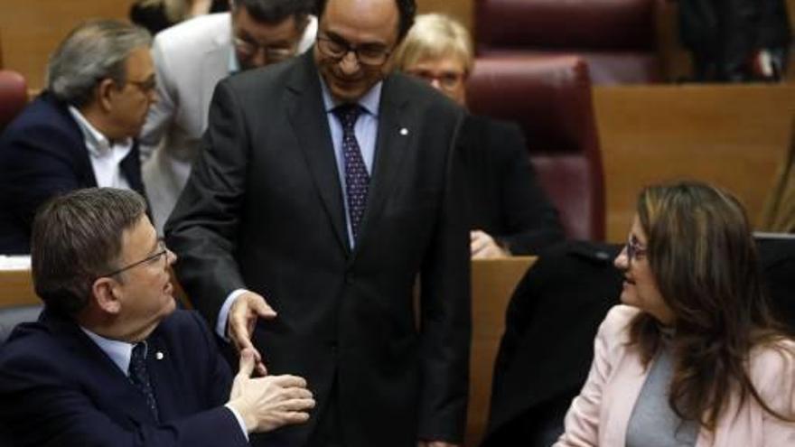 El presidente Puig y Mónica Oltra con el conseller Vicent Soler, en un pleno de las Cortes.