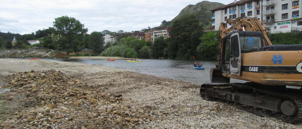 Tareas de acondicionamiento del río Sella, en la zona de salida del Descenso Internacional, previas a la celebración de la última prueba.