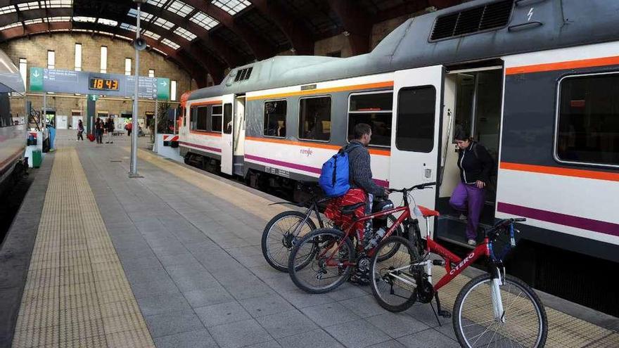 Viajeros de un tren regional, en la estación del ferrocarril de A Coruña.